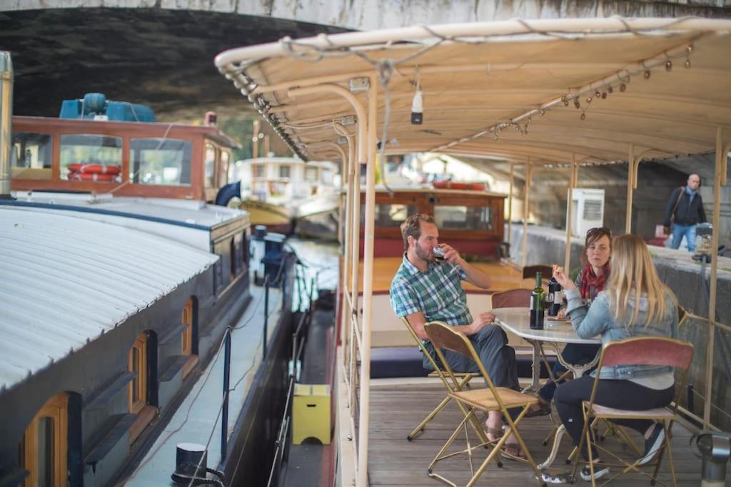 Classic Riverboat In The Center Of Parijs Buitenkant foto