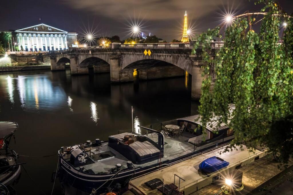 Classic Riverboat In The Center Of Parijs Buitenkant foto